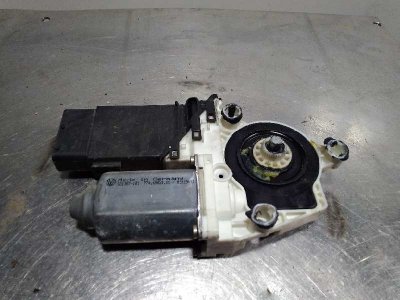 MOTOR ELEVALUNAS DELANTERO IZQUIERDO VOLKSWAGEN GOLF IV BERLINA (1J1) Básico