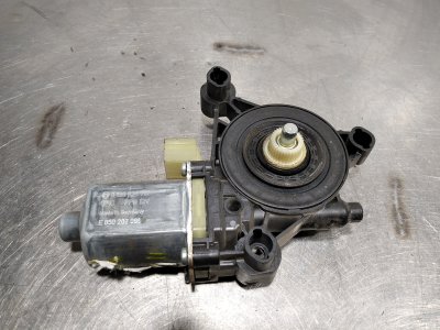 MOTOR ELEVALUNAS DELANTERO DERECHO de Reference 