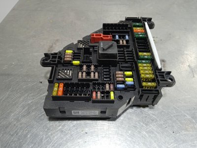 CAJA RELES / FUSIBLES