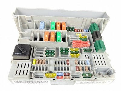 CAJA RELES / FUSIBLES