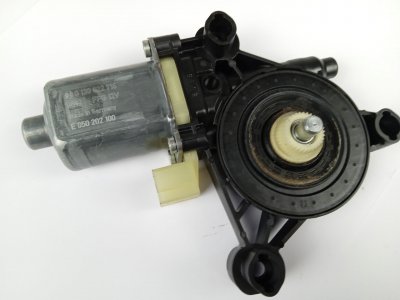 MOTOR ELEVALUNAS DELANTERO DERECHO de  