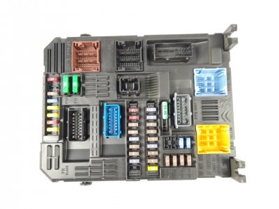 CAJA RELES / FUSIBLES