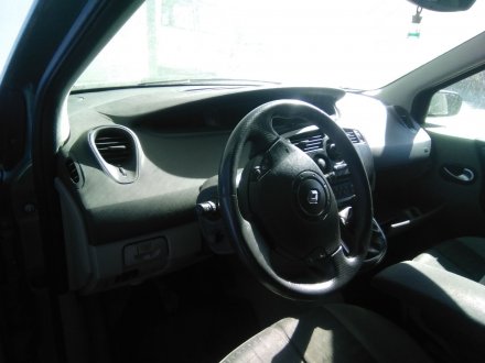 Vehiculo en el desguace: RENAULT SCENIC II 1.5 dCi Diesel