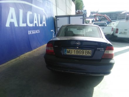 Vehiculo en el desguace: OPEL VECTRA B BERLINA 1.6 16V