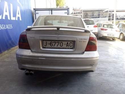 Vehiculo en el desguace: OPEL VECTRA B BERLINA Básico