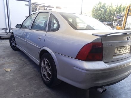 Vehiculo en el desguace: OPEL VECTRA B BERLINA Básico