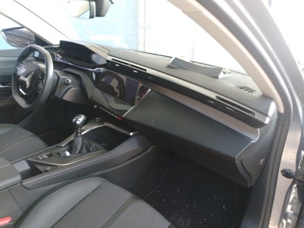 Vehiculo en el desguace: PEUGEOT 308 III (FB_, FH_, FP_, F3_, FM_) BlueHDi 130 (FBYHZL, FBYHZT)