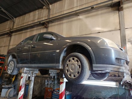 Vehiculo en el desguace: OPEL VECTRA C (Z02) 2.2 DTI 16V (F69)