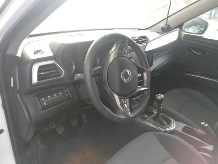 Vehiculo en el desguace: SSANGYONG TIVOLI 1.5