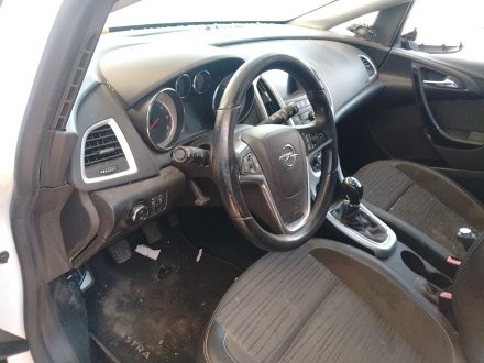 Vehiculo en el desguace: OPEL ASTRA J (P10) 1.6 CDTi (68)