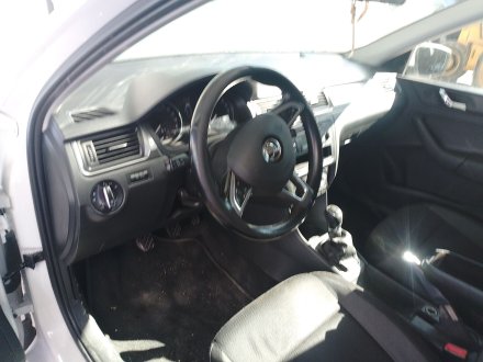 Vehiculo en el desguace: SKODA RAPID (NH3, NK3, NK6) 1.6 TDI