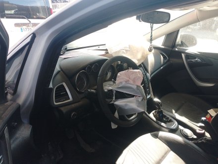 Vehiculo en el desguace: OPEL ASTRA J Sedán 1.7 CDTI (69)