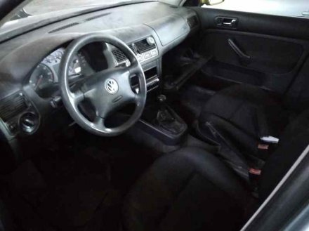 Vehiculo en el desguace: VOLKSWAGEN GOLF IV BERLINA (1J1) Básico