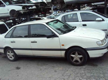 Vehiculo en el desguace: VOLKSWAGEN PASSAT BERLINA (3A2) GL