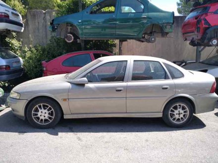 Vehiculo en el desguace: OPEL VECTRA B BERLINA Básico (1999->)