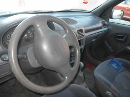 Vehiculo en el desguace: RENAULT CLIO II FASE II (B/CB0) *