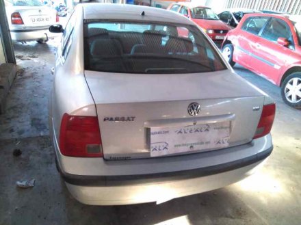 Vehiculo en el desguace: VOLKSWAGEN PASSAT BERLINA (3B2) Comfortline