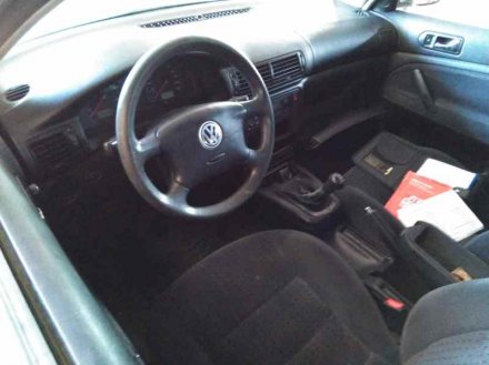 Vehiculo en el desguace: VOLKSWAGEN PASSAT BERLINA (3B2) Comfortline