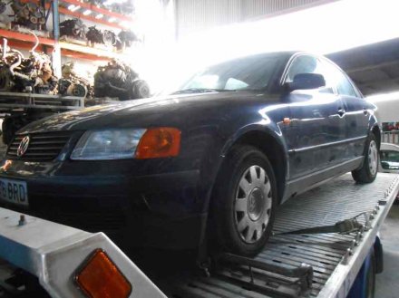 Vehiculo en el desguace: VOLKSWAGEN PASSAT BERLINA (3B2) Comfortline