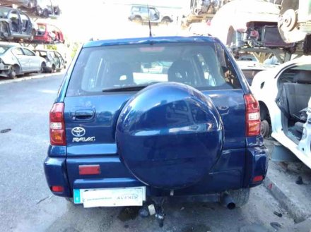 Vehiculo en el desguace: TOYOTA RAV 4 (A2) 2.0 D-4D Executive 4X4 (2003->)