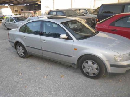 Vehiculo en el desguace: VOLKSWAGEN PASSAT BERLINA (3B2) Comfortline