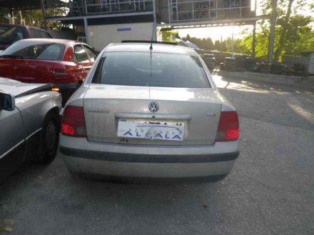 Vehiculo en el desguace: VOLKSWAGEN PASSAT BERLINA (3B2) Comfortline