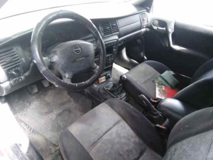 Vehiculo en el desguace: OPEL VECTRA B BERLINA Básico (1999->)