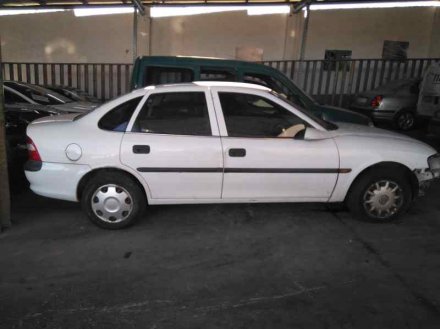 Vehiculo en el desguace: OPEL VECTRA B BERLINA CD