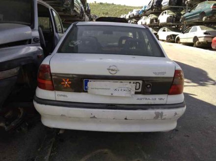 Vehiculo en el desguace: OPEL ASTRA F BERLINA Básico