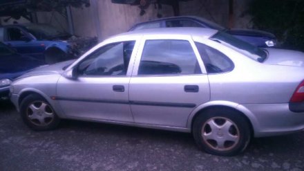 Vehiculo en el desguace: OPEL VECTRA B BERLINA Básico (1999->)