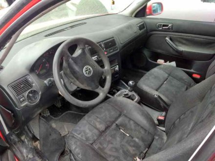 Vehiculo en el desguace: VOLKSWAGEN GOLF IV BERLINA (1J1) Básico