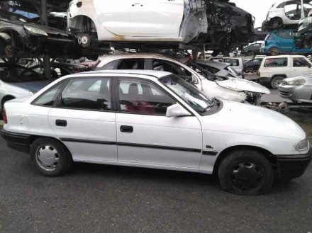 Vehiculo en el desguace: OPEL ASTRA F BERLINA Básico