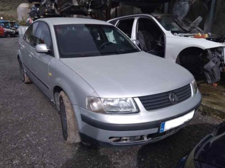 Vehiculo en el desguace: VOLKSWAGEN PASSAT BERLINA (3B2) Comfortline