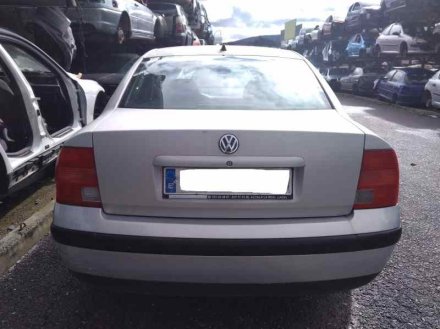 Vehiculo en el desguace: VOLKSWAGEN PASSAT BERLINA (3B2) Comfortline