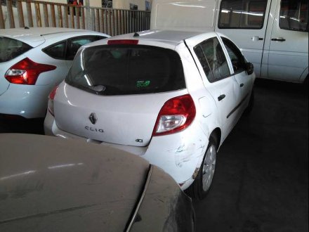 Vehiculo en el desguace: RENAULT CLIO III Authentique