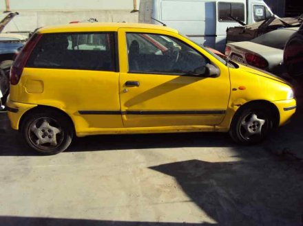 Vehiculo en el desguace: FIAT PUNTO BERLINA (176) *