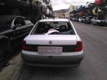 Vehiculo en el desguace: OPEL ASTRA F BERLINA Básico