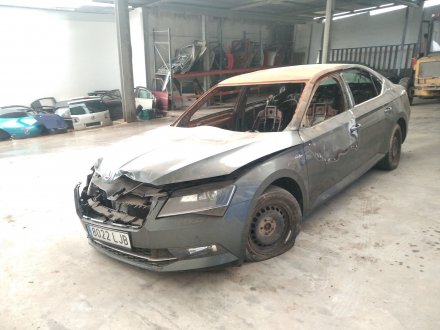 Vehiculo en el desguace: SKODA SUPERB (3V3) *