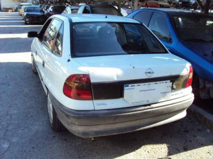 Vehiculo en el desguace: OPEL ASTRA F BERLINA Básico