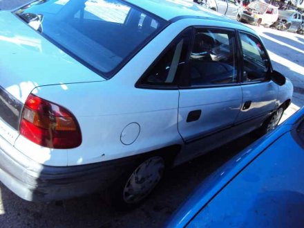 Vehiculo en el desguace: OPEL ASTRA F BERLINA Básico