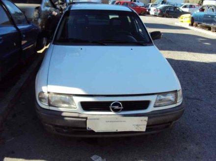 Vehiculo en el desguace: OPEL ASTRA F BERLINA Básico