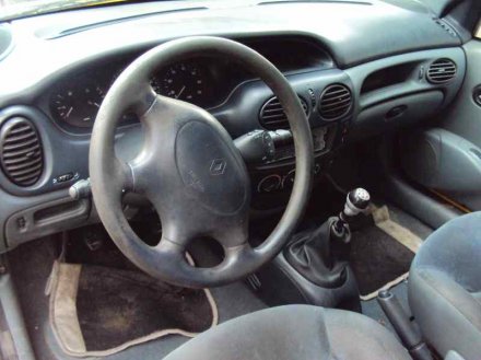 Vehiculo en el desguace: RENAULT MEGANE I COACH/COUPE (DA0) 1.6 e (DAOF)
