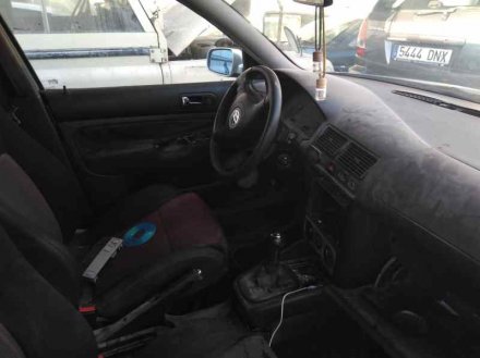 Vehiculo en el desguace: VOLKSWAGEN GOLF IV BERLINA (1J1) Básico