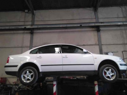 Vehiculo en el desguace: VOLKSWAGEN PASSAT BERLINA (3B2) Básico