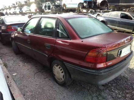 Vehiculo en el desguace: OPEL ASTRA F BERLINA Básico