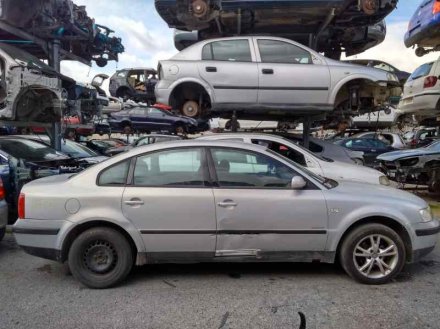 Vehiculo en el desguace: VOLKSWAGEN PASSAT BERLINA (3B2) Básico