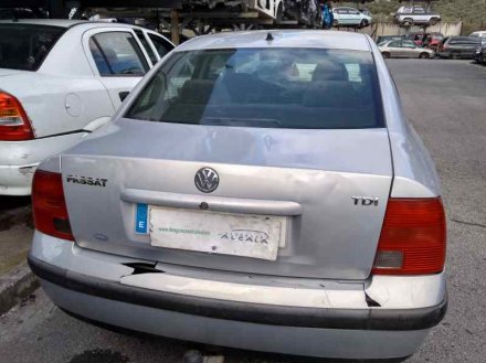 Vehiculo en el desguace: VOLKSWAGEN PASSAT BERLINA (3B2) Básico