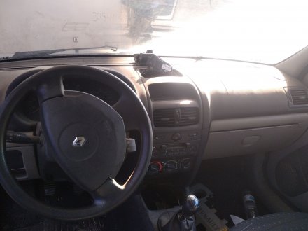 Vehiculo en el desguace: RENAULT CLIO II FASE II (B/CB0) 1.2 16V