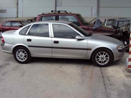 Vehiculo en el desguace: OPEL VECTRA B BERLINA Básico