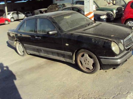 Vehiculo en el desguace: MERCEDES-BENZ CLASE E (W210) BERLINA DIESEL 300 Diesel (210.020)